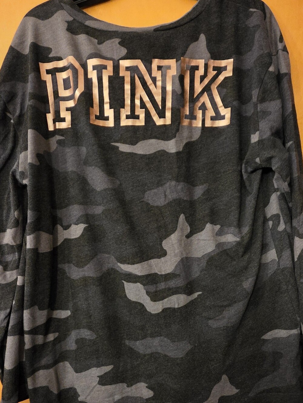 VS PINKBlack Gray Camo V-Neck Long Sleeve T-Shirt Size Large - Picture 3 of 4